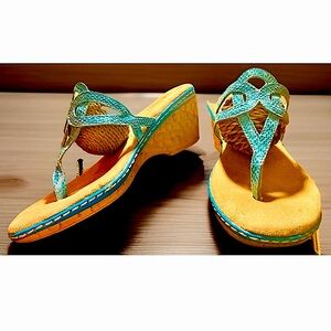 “WHITE MOUNTAIN” LEATHER SNAKE STAMPED CORK WEDGE THONG SANDLE EUC🩵